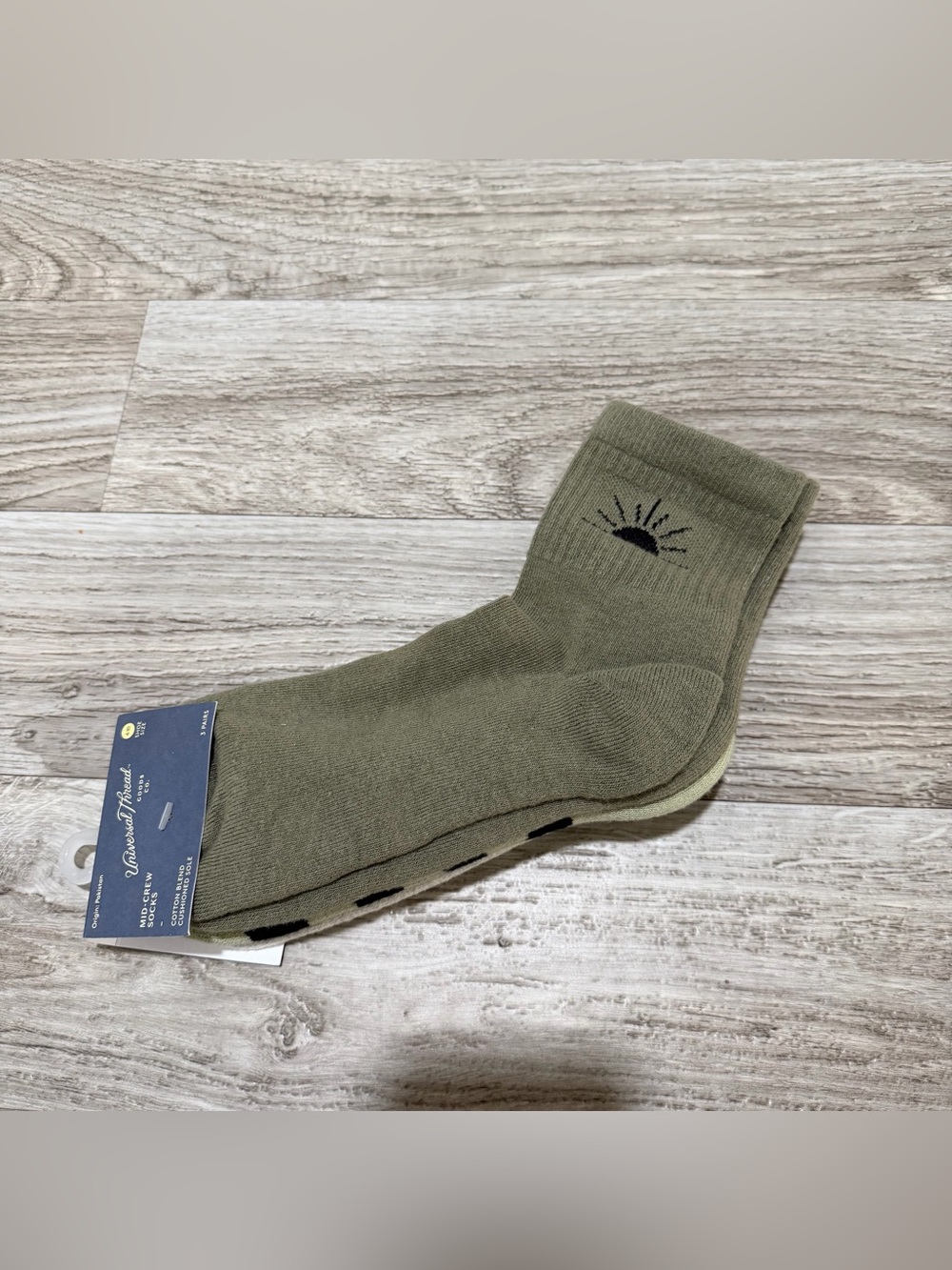 Universal Thread Women’s Mid-Rise Crew Socks 3-Pairs - Picture 2 of 6